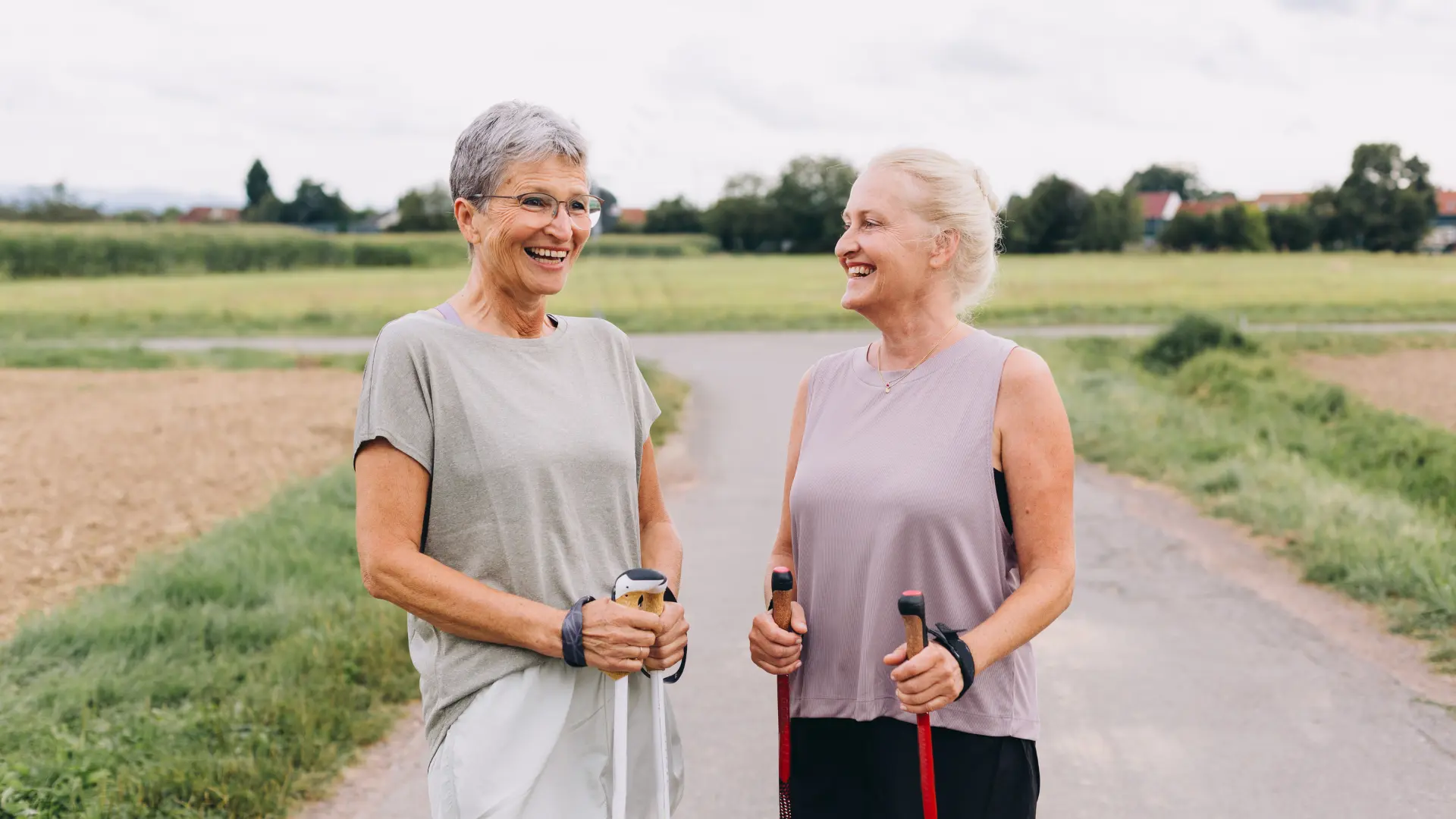 Nordic Walking für Senioren: Aktiv und gesund bleiben mit Pole Walking