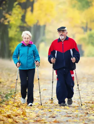 Nordic Walker walken in der Natur